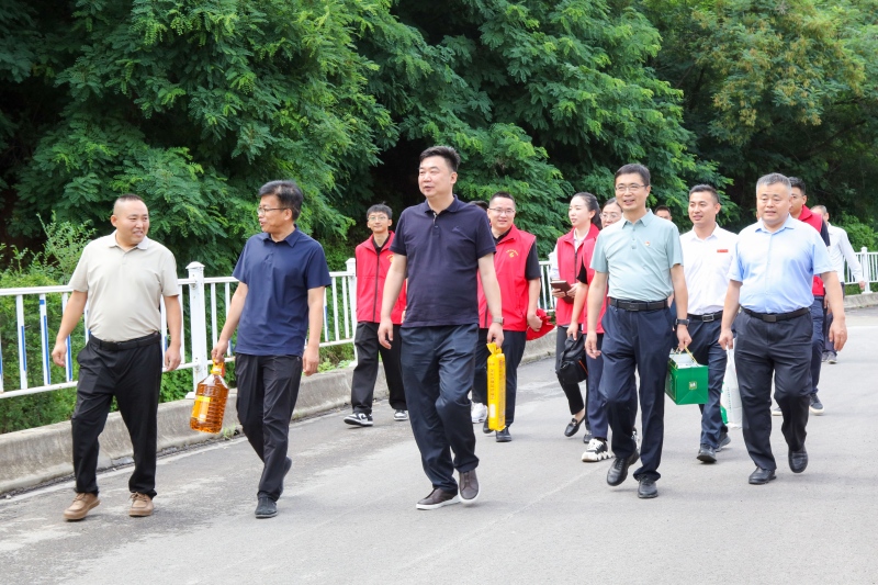 乡村振兴共奋进 真情帮扶暖民心——集团公司开展“第一书记”帮扶村走访慰问活动-1-800 乡村振兴共奋进 真情帮扶暖民心——集团公司开展“第一书记”帮扶村走访慰问活动-1-800